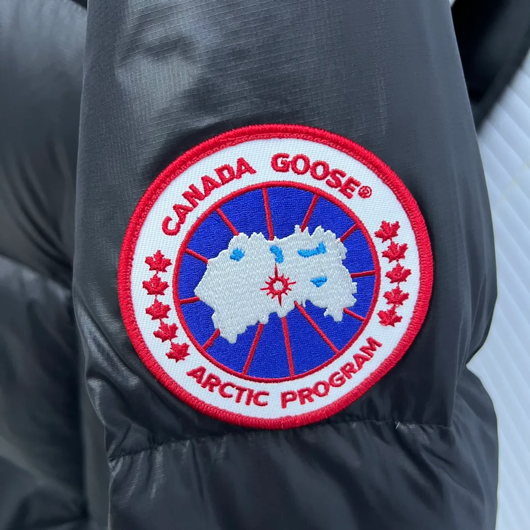 P820 ​​𝘾𝘼𝙉𝘼𝘿𝘼 𝙂𝙊𝙊𝙎𝙀/Canada Goose 2023 Limited New Crofton Puff Down Jacket Pure Guangzhou Inspection 80 White Duck Down Filling‼  Top version, ceiling level‼ Crofton soft bread, the latest style in 2023, has a cold protection effect of up to level 4. It is made of recycled Feather-Light tear-resistant fabric. It is ultra-light and has no weight on the upper body at all! The unique black label highlights your temperament‼  Canada Goose, a Canadian brand, has always been recognized as the warmest down jacket. Various Instagram celebrities, Internet celebrities, and celebrities often wear it for street photos. I do Canada Goose every year, but I still can’t get rid of my love for geese. No matter how cold the winter is, there is no need to be afraid, because there are geese! Filled with 80% white duck down, Canada Goose is the legendary warmest down jacket and is known as a must-have for Arctic outdoor sports! The most popular down jacket in the world, celebrities are rushing to buy it, it is a must-have! Same style for men and women Size: S~XXL